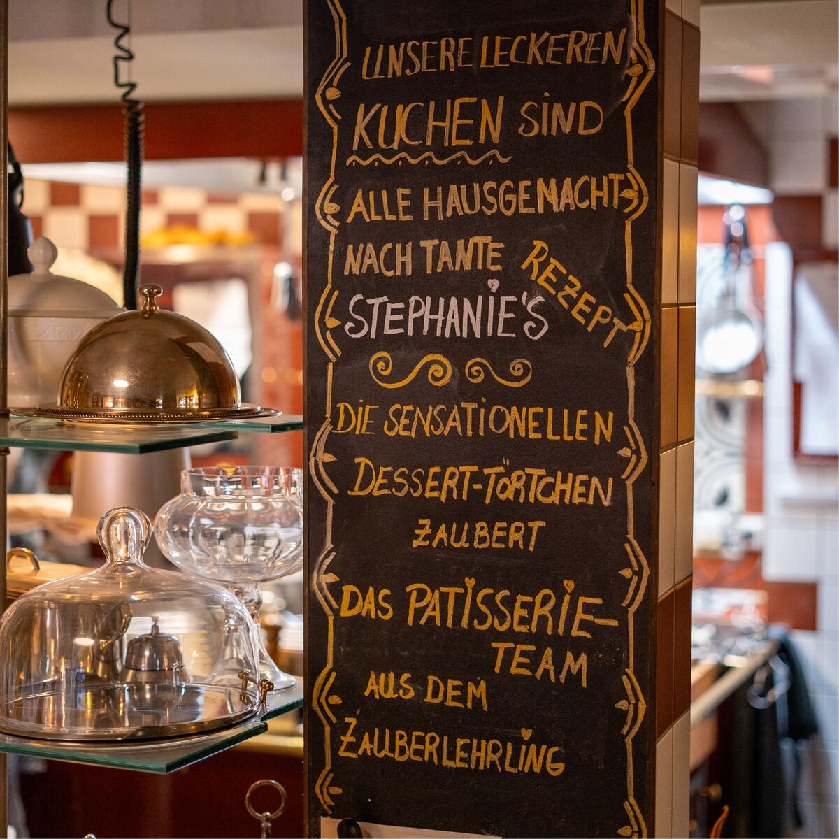Beschriftete Tafel im Café mit Hinweis auf hausgemachte Kuchen nach Tante Stephanies Rezept