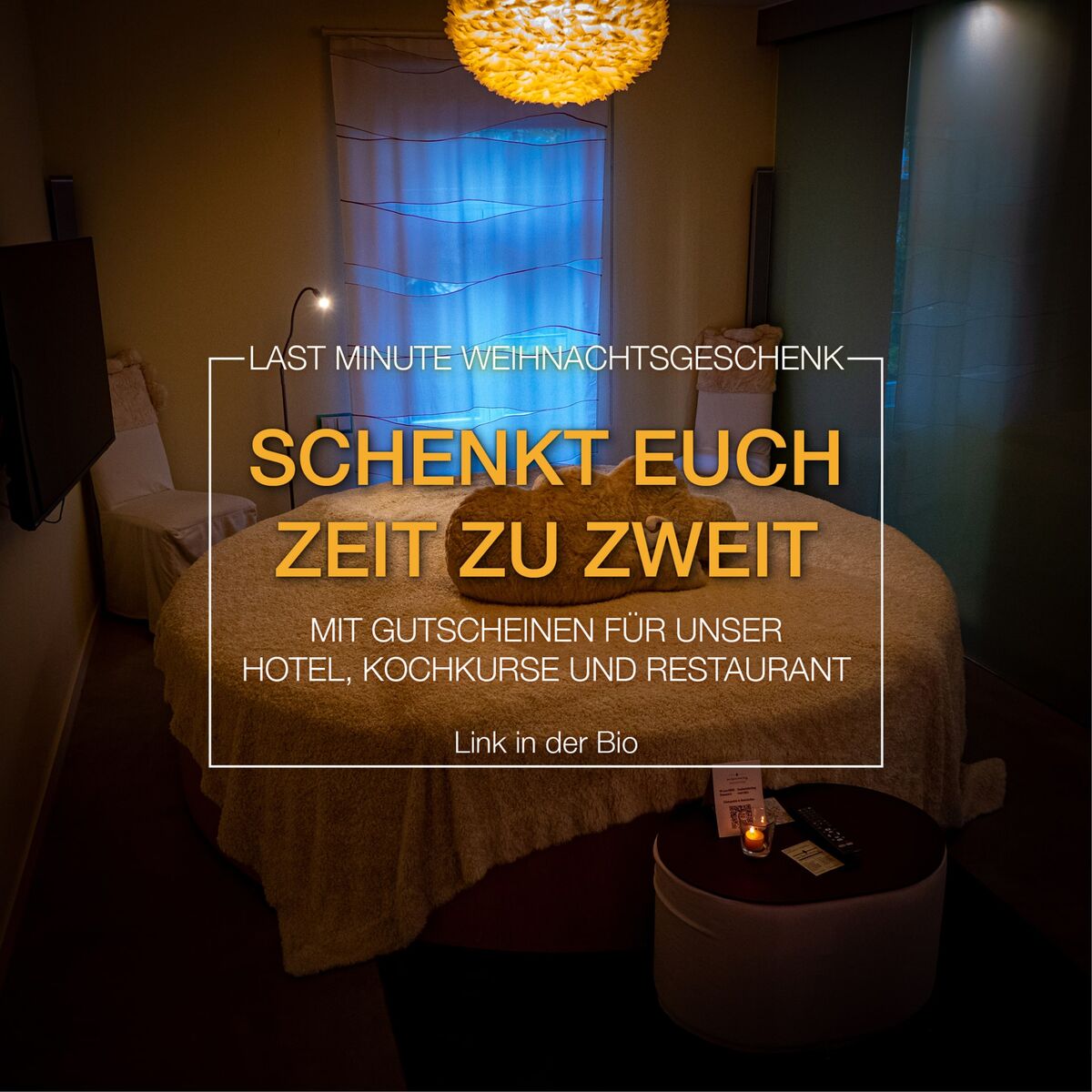 Rundes Bett in stilvollem Hotelzimmer mit Text: Schenkt euch Zeit zu zweit – Gutschein für Hotel, Kochkurse und Restaurant
