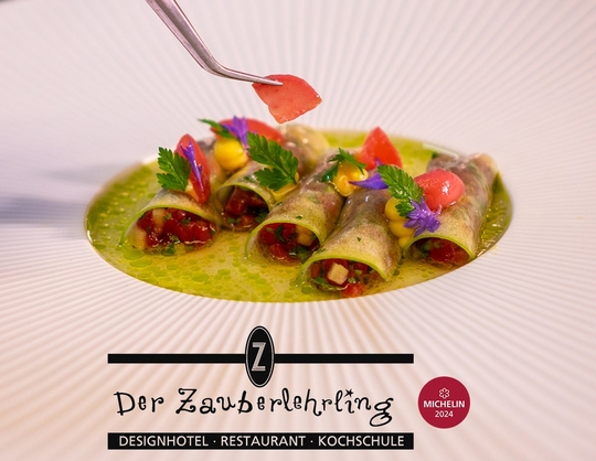 Fein angerichtetes Signature Dish mit Zucchiniröllchen, Blüten und Kräutern im Restaurant Der Zauberlehrling Stuttgart