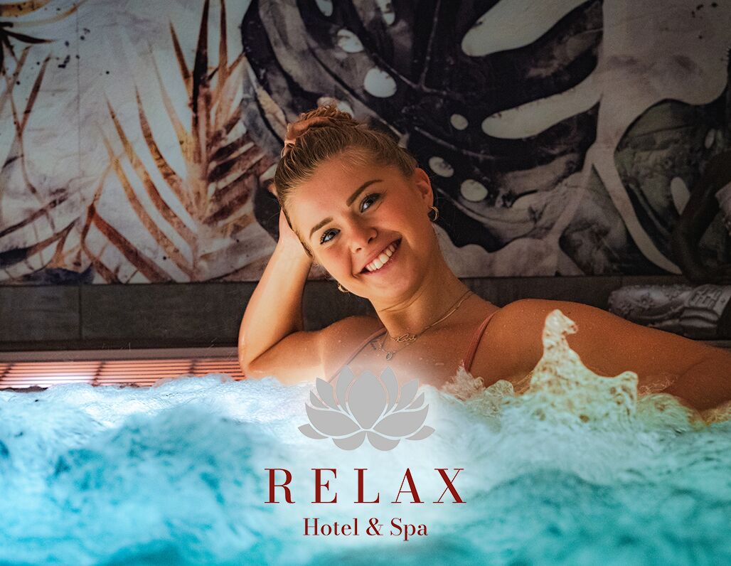 Junge Frau entspannt im sprudelnden Whirlpool des Relax Hotel & Spa in Stuttgart