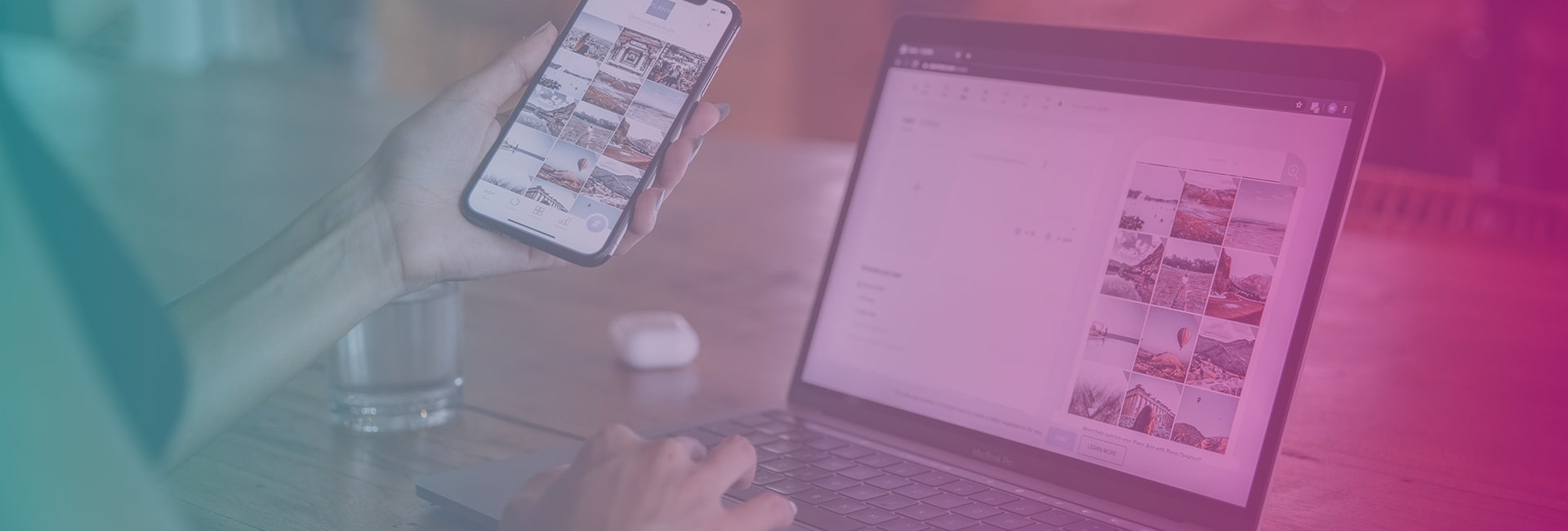 Frau verwaltet Social-Media-Content auf Smartphone und Laptop mit Planungstool