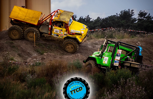 Geländewagen beim Truck-Trial Rennen des TTCD in steiler Hanglage