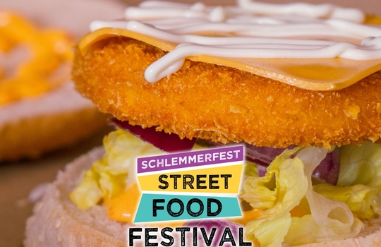 Street Food Festival Burger mit Salat, Käse und Sauce beim Street Food Festival