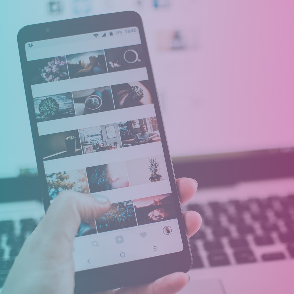 Smartphone zeigt Social-Media-Feed zur mobilen Content-Erstellung und Planung