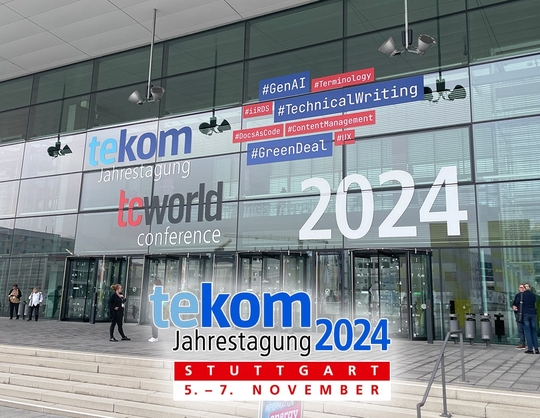 Eingang zur tekom Jahrestagung 2024 mit Glasfassade, Hashtags und Jahreszahl 2024
