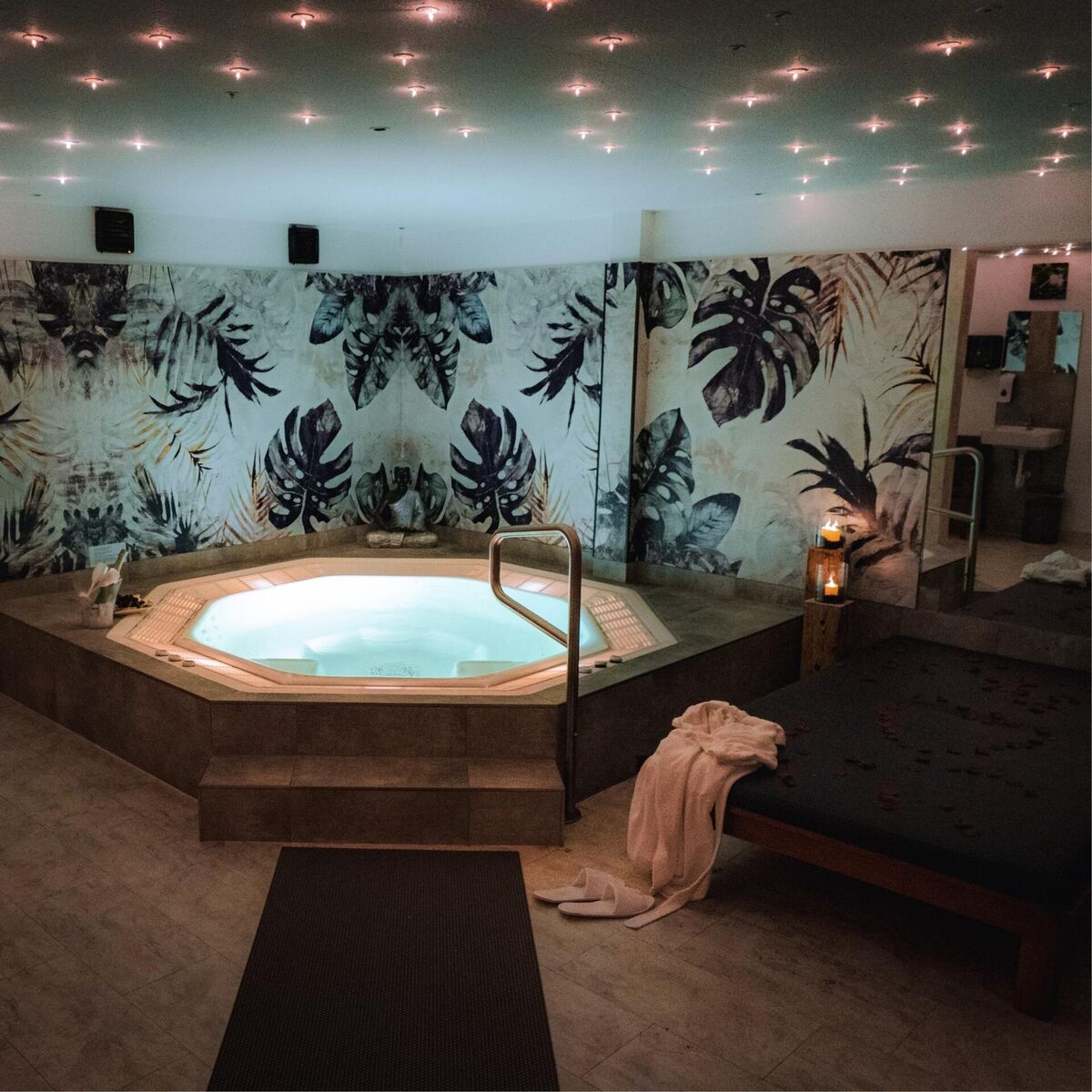 Beleuchteter Whirlpool mit Sternenhimmel-Decke im Privat SPA des Relax Hotels