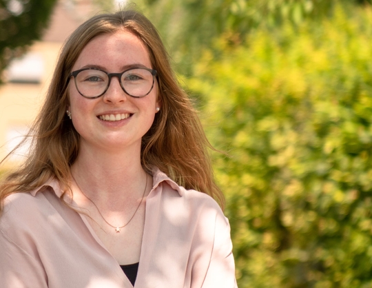 Portrait von Sophie, Mitarbeiterin des Evangelischen Familienzentrums Bernhausen, freundlich lächelnd im Außenbereich