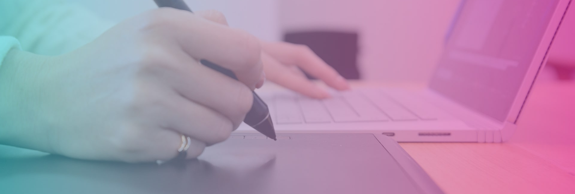 Designarbeit mit Tablet und MacBook für digitales Grafikdesign