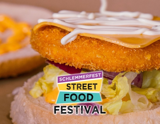 Burger mit Salat, Käse und Sauce beim Street Food Festival
