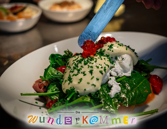 Anrichteszene eines Salatgerichts mit pochiertem Ei, Spinat und Kaviar im Café Die Wunderkammer Stuttgart