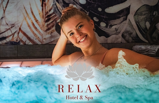 Junge Frau entspannt im sprudelnden Whirlpool des Relax Hotel & Spa in Stuttgart