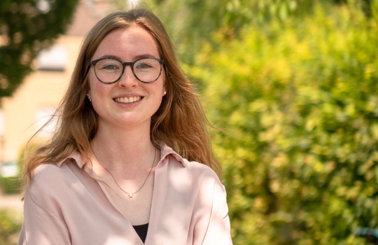 Sophie – Mitarbeiterin des Evangelischen Familienzentrums Bernhausen Portrait von Sophie, Mitarbeiterin des Evangelischen Familienzentrums Bernhausen, freundlich lächelnd im Außenbereich