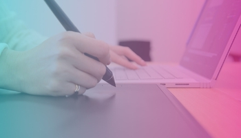 Designarbeit mit Tablet und MacBook für digitales Grafikdesign