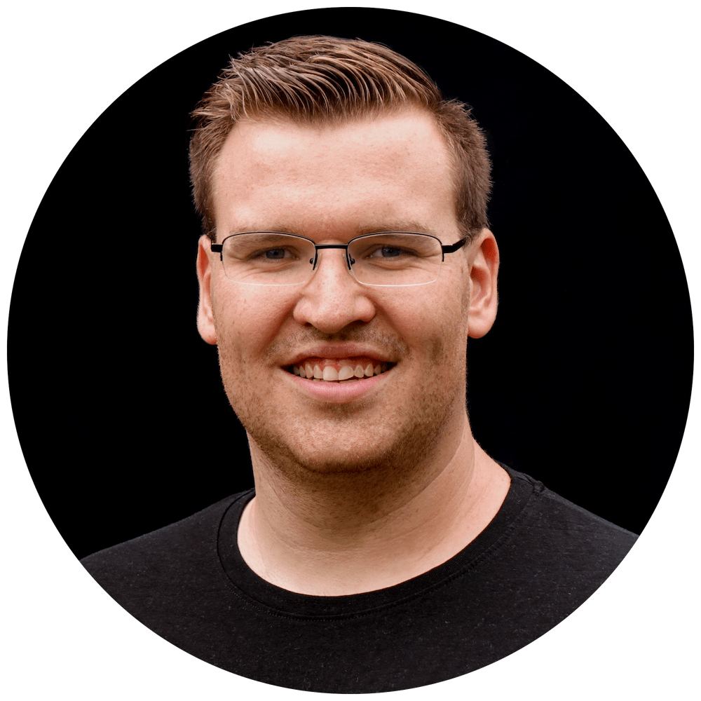 Maximilian Gleich Portrait Geschäftsführer Maximilian Gleich von MediaGuys in schwarzem Shirt vor dunklem Hintergrund