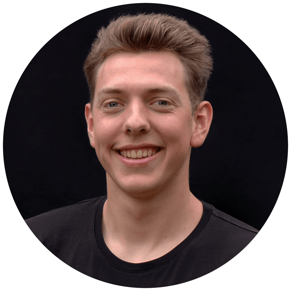 Simon Ehret Portrait Geschäftsführer Simon Ehret von MediaGuys mit dunklem Shirt vor schwarzem Hintergrund